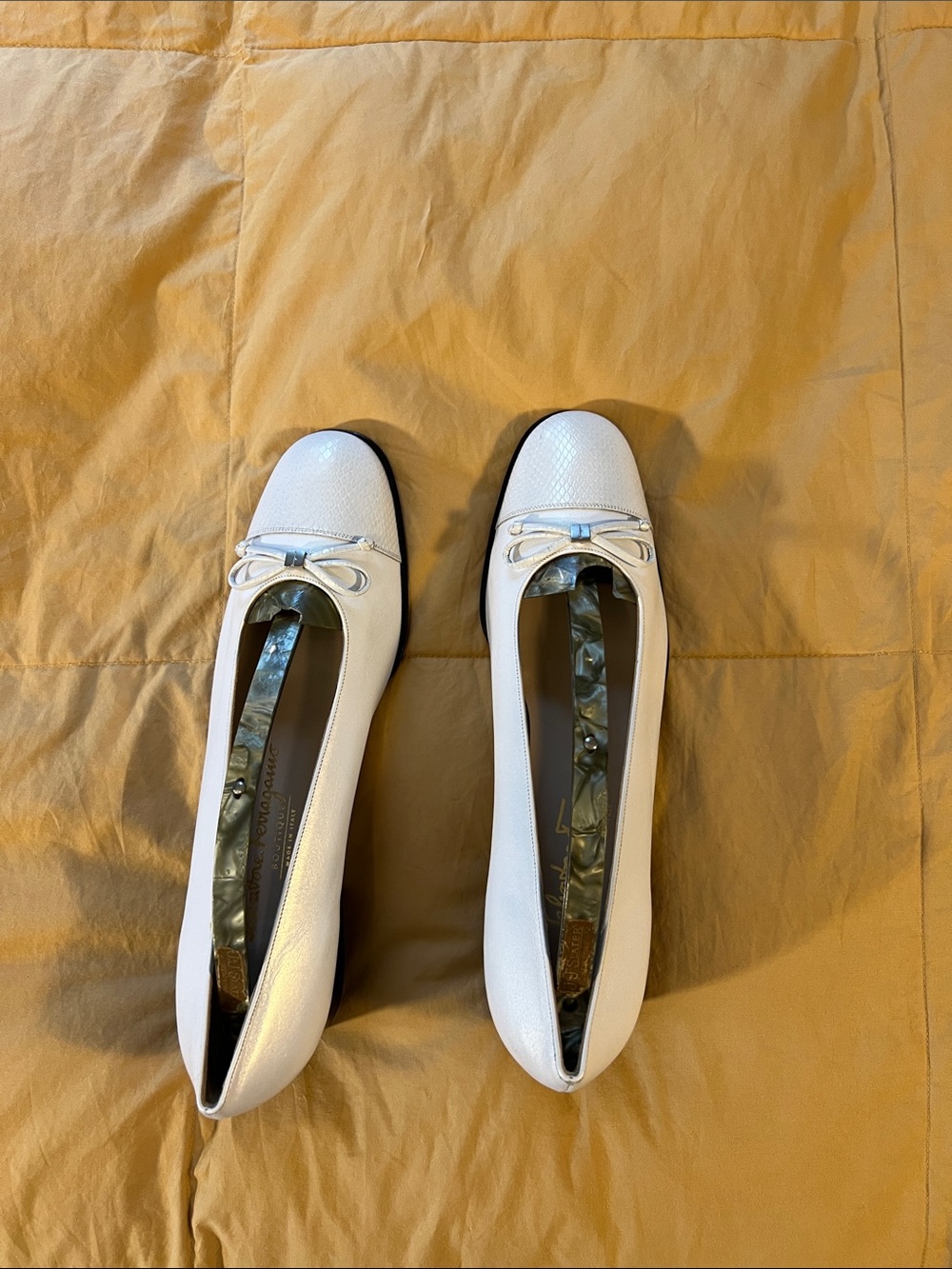 Sz 8.5 -Vintage Rare Like New - Salvatore Ferragamo Boutique - Pearl White